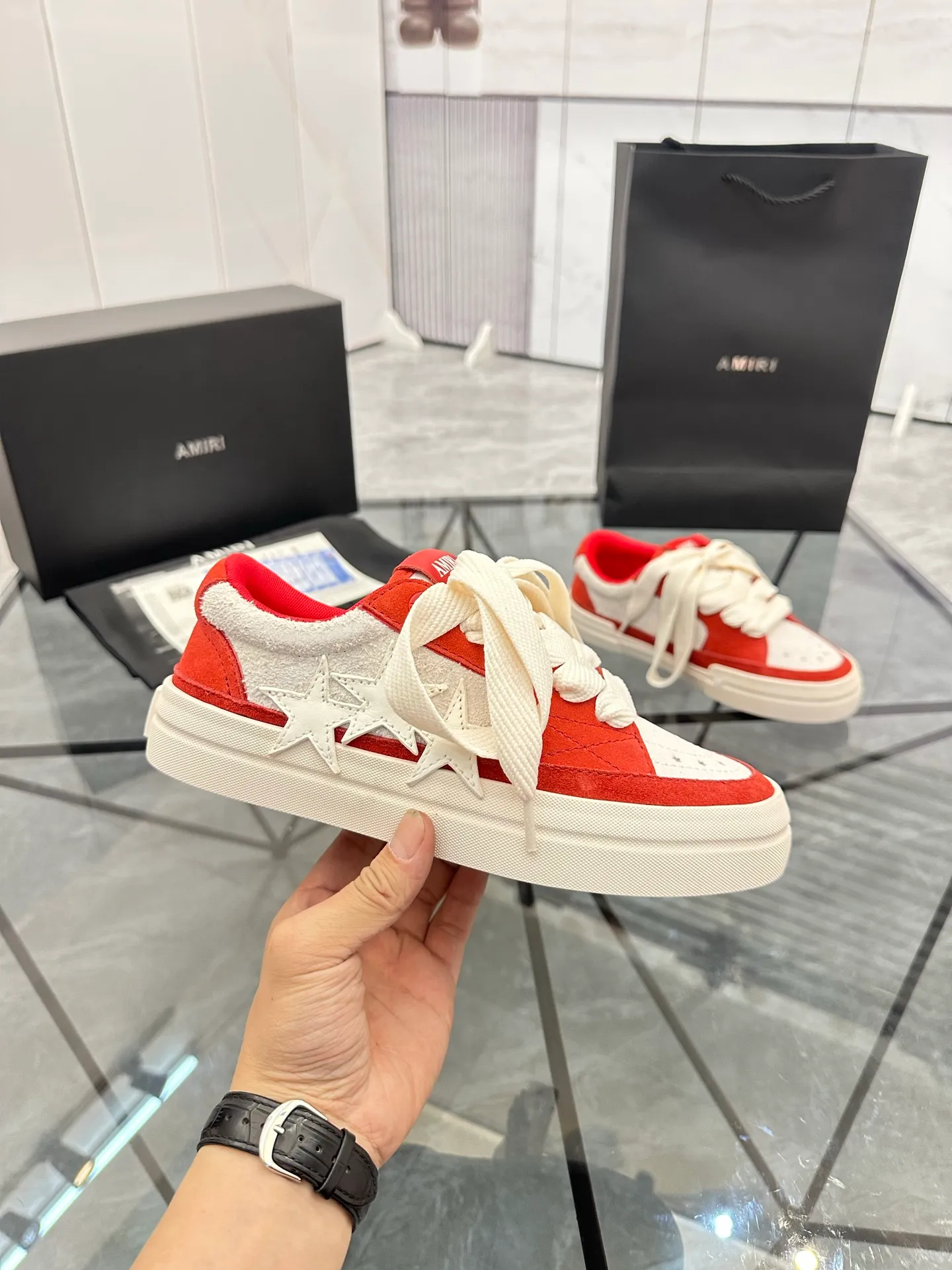 Men's shoes: 💰P600¥ Top quality in Guangzhou Product trademark: AMIRI* "Amir*" low-top casual shoes Regular size: 39-44 (can be customized to 45) Product material: Upper imported first-layer cowhide spliced ​​nubuck leather, breathable lining, original outsole. Number: 525